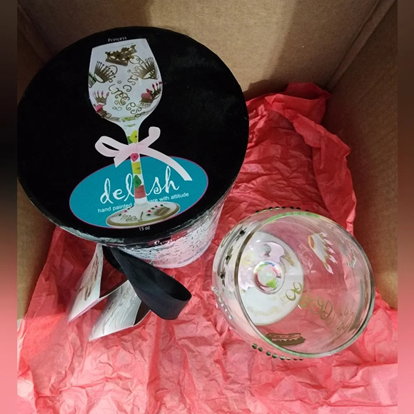 🍷 Handpainted Delish 15oz wine glass w/ carrier - Picture 6 of 8